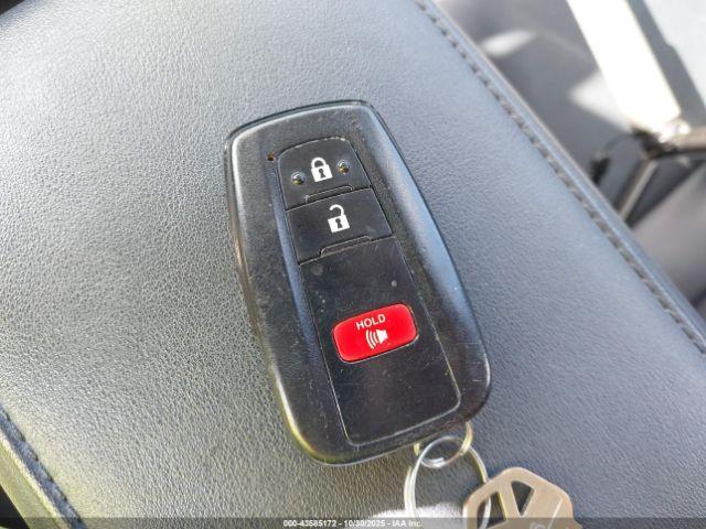 Toyota Prius Image 12