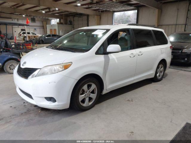 Toyota Sienna Le V6 8 Passenger Image 7