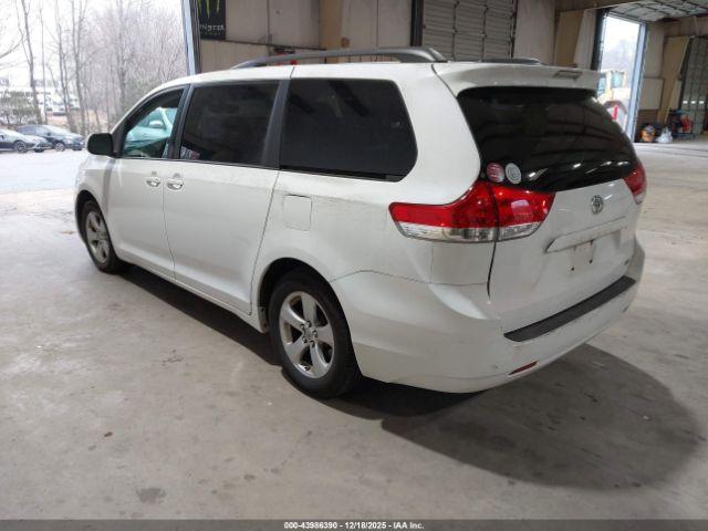 Toyota Sienna Le V6 8 Passenger Image 8