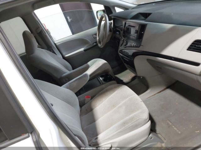 Toyota Sienna Le V6 8 Passenger Image 2