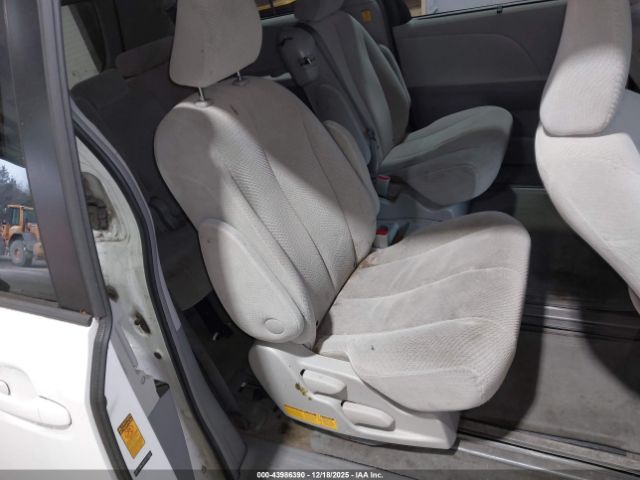 Toyota Sienna Le V6 8 Passenger Image 15