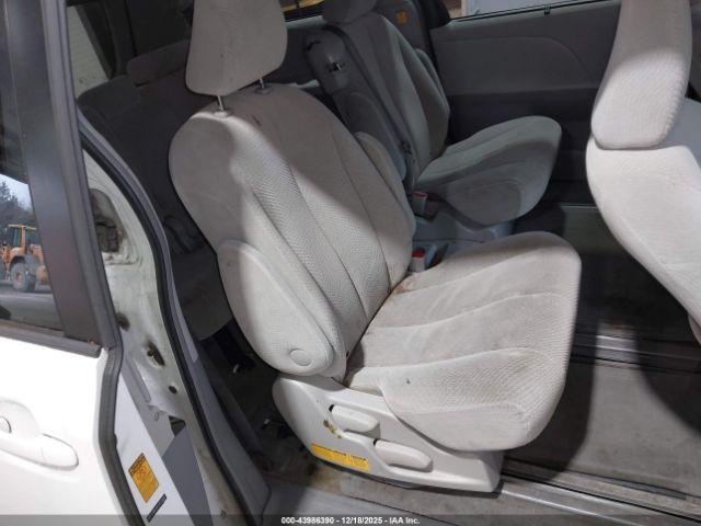 Toyota Sienna Le V6 8 Passenger Image 15