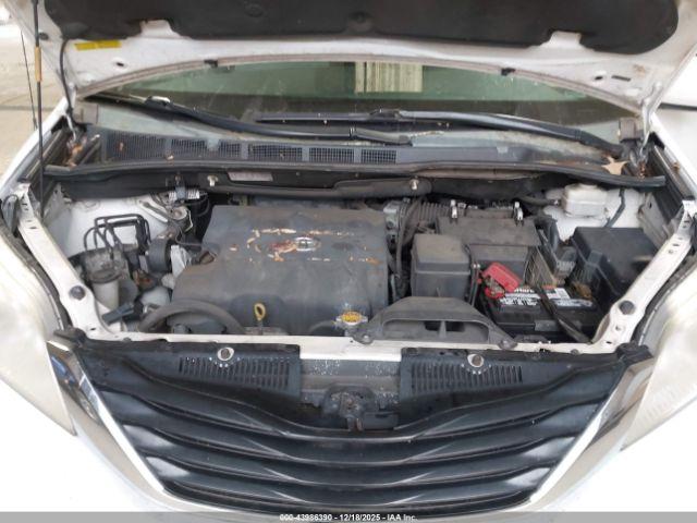 Toyota Sienna Le V6 8 Passenger Image 3