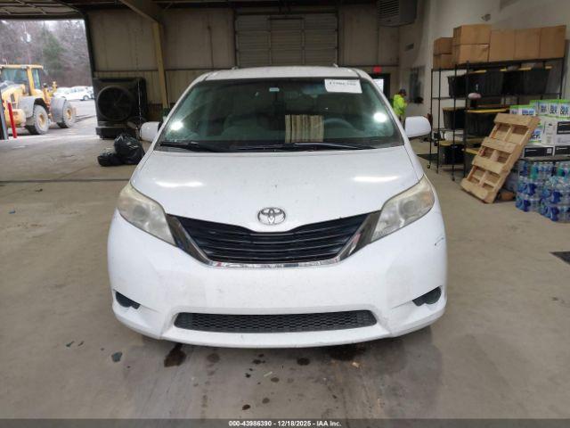 Toyota Sienna Le V6 8 Passenger Image 13