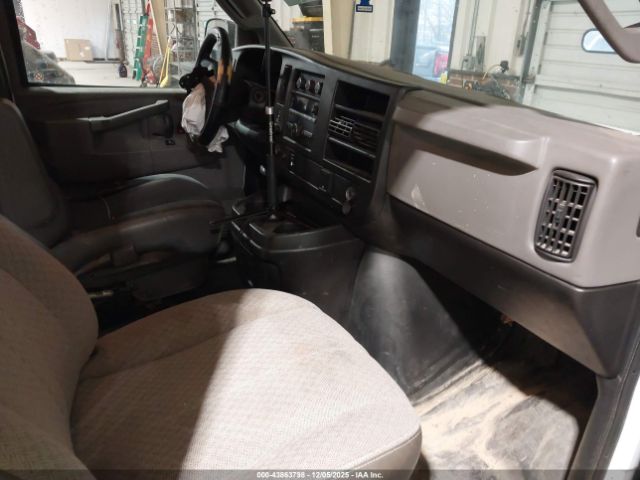 Chevrolet Express Work Van Image 14
