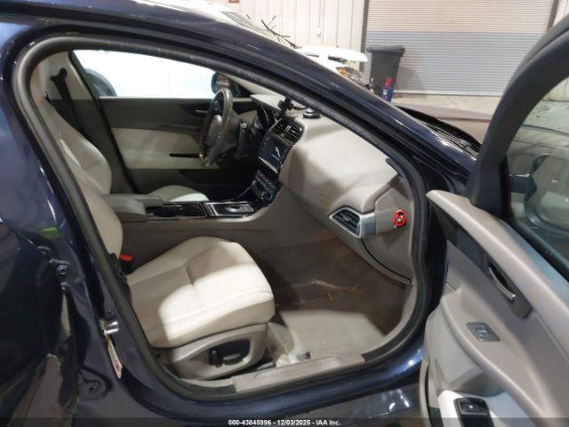 Jaguar XE 25t Image 11