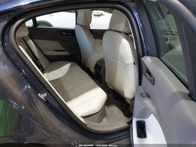 Jaguar XE 25t Image 9