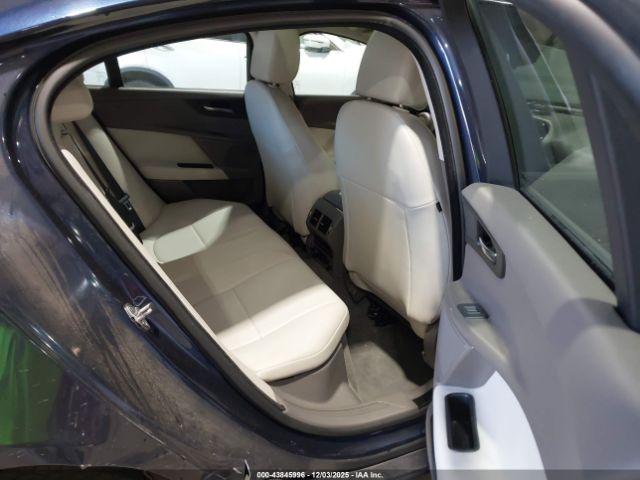 Jaguar XE 25t Image 9