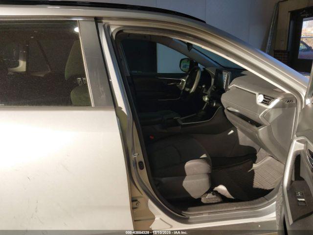 Toyota RAV4 Xle Image 5