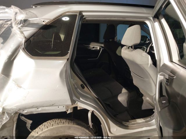 Toyota RAV4 Xle Image 3