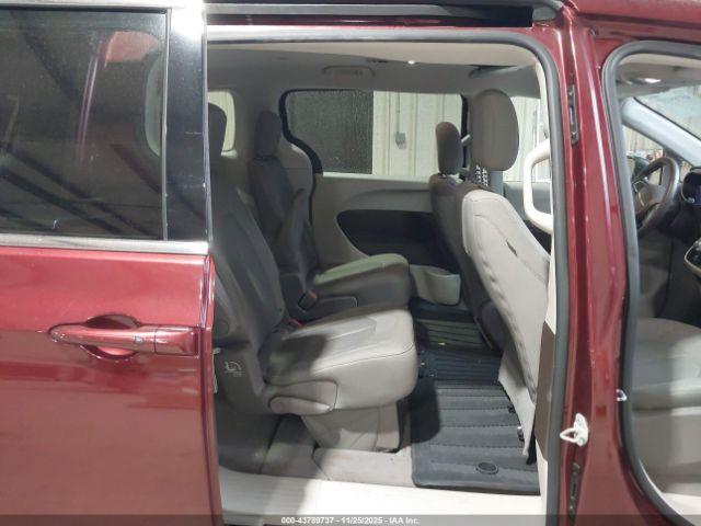 Chrysler Pacifica Touring Image 10