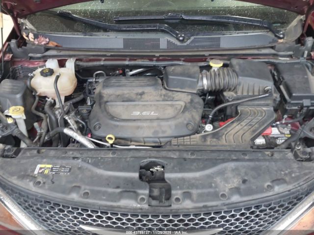 Chrysler Pacifica Touring Image 13