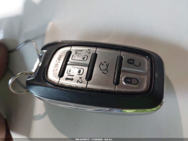 Chrysler Pacifica Touring Image 3