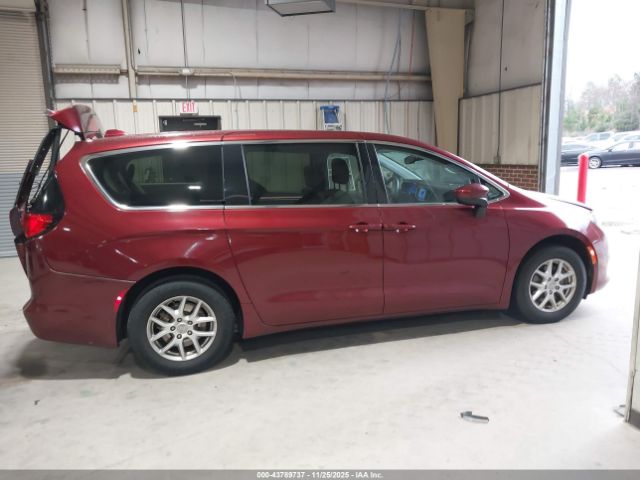 Chrysler Pacifica Touring Image 14