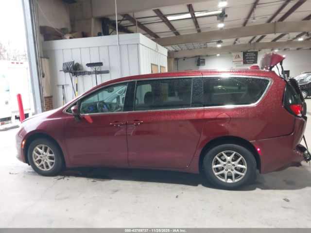 Chrysler Pacifica Touring Image 4