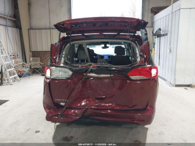 Chrysler Pacifica Touring Image 5