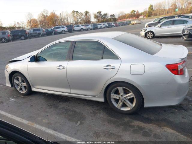 Toyota Camry Se Image 11