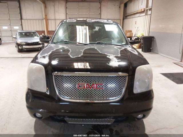 GMC Yukon Denali Image 12