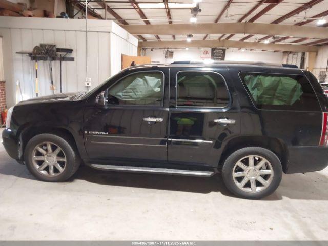 GMC Yukon Denali Image 4