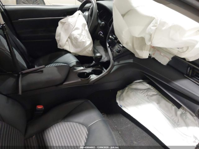 Toyota Camry Se Image 9