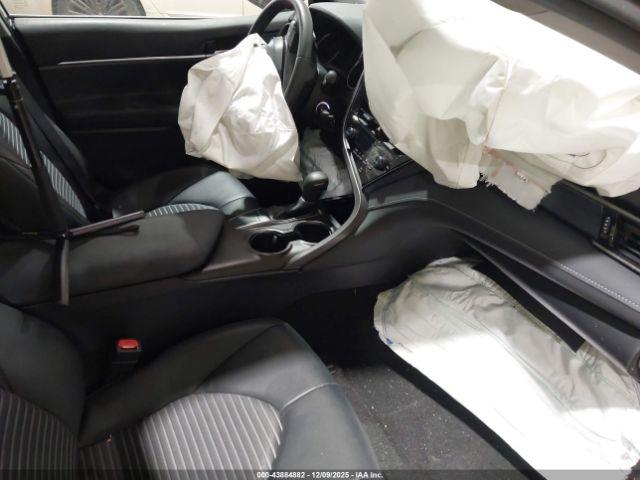 Toyota Camry Se Image 9