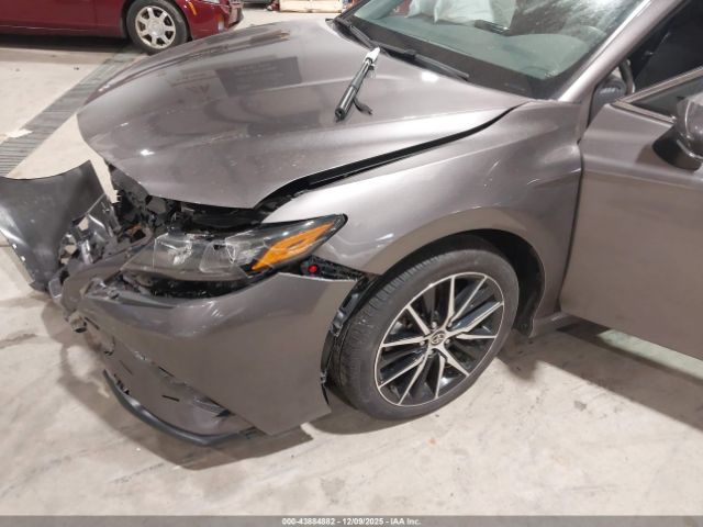 Toyota Camry Se Image 14