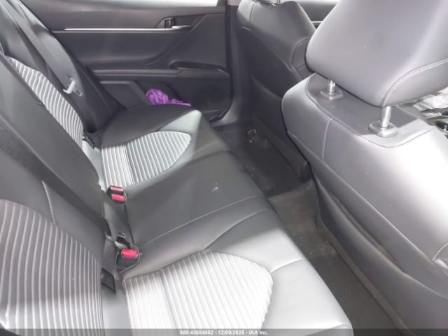 Toyota Camry Se Image 11