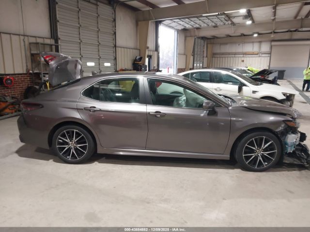 Toyota Camry Se Image 6