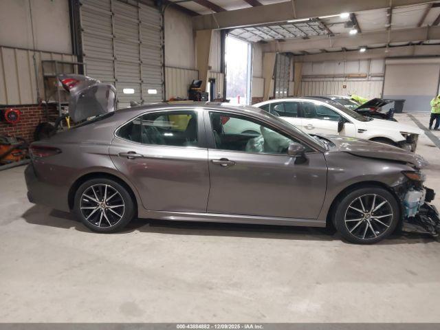 Toyota Camry Se Image 6