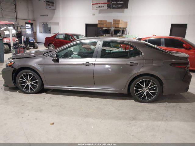 Toyota Camry Se Image 5