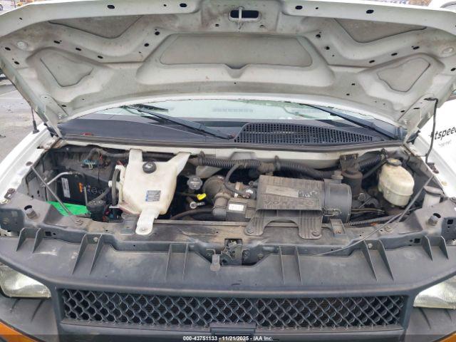 Chevrolet Express Work Van Image 14